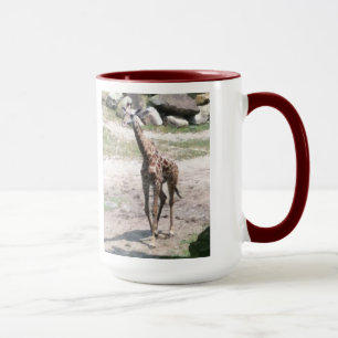 Foto av en baby giraffe som går i naturen, Mugg
