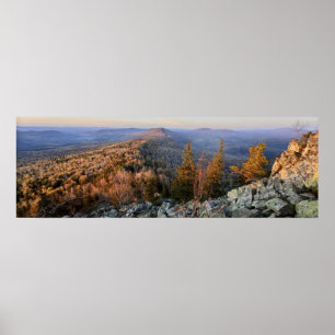 foto av en bergig höstskog, berg, p poster
