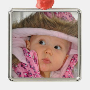Foto av en liten flicka julgransprydnad metall