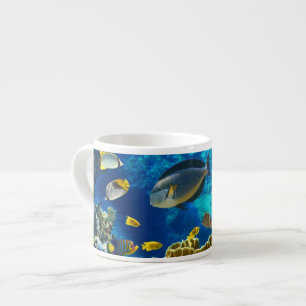 Foto av en tropisk fisk på en korallrev espressomugg
