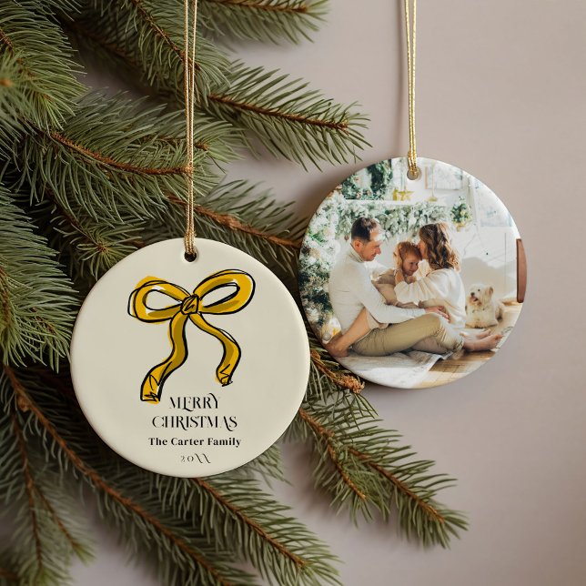 Foto av familjen Golden Gult Watercolor Bow Julgransprydnad Keramik (Christmas hand-drawn ribbon photo ornament.)