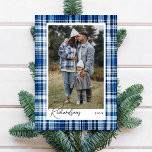 Foto av familjen mysigt Blue and White Play Flanal Julkort<br><div class="desc">Blått och vitt plaid-helgdag-fotokort för flanstruktur. Konstruktionen har en plan med ljusblå och vit plaid flananelstruktur struktur med nyanser av ljusblå och marin blått. Anpassa med ditt speciella foto och anpassa med ditt efternamn och år. Designad av Moodthology Papery</div>