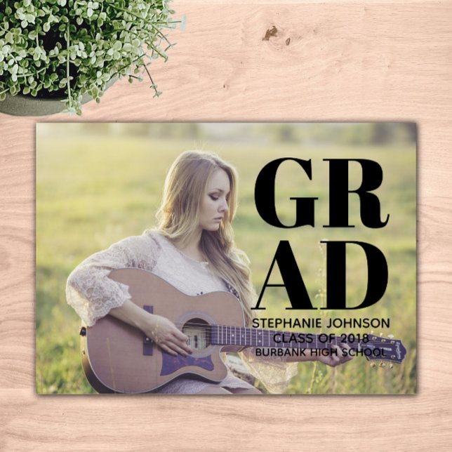 Foto av fetstil Studenten | Svart Inbjudningar (Black Bold Typography Photo Graduation Announcement)