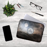 Foto av fullt måne med monogram och namn laptop fodral<br><div class="desc">Ett modernt monogram och namn på ett foto av ett måne med grumlig himlar på laptop sleeve.</div>