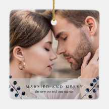 Foto av gift och Merry Blue Winter Berries