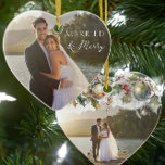 Foto av gift och merry Dubbla Sided Heart Bröllop Julgransprydnad Keramik<br><div class="desc">Gift med och barmhärtig fotoprydnad - perfekt för nygifta första julklappar gift eller för lyckligt gifta par! Fotomallen är inställd så att du kan lägga till ett foto från bröllop på vardera sidan. Den ena sidan har en övertäckning av eleganten som lyder "gift & merry" och den andra sidan som...</div>