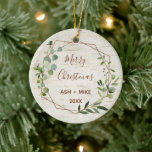 Foto av God jul Birch Eucalyptus Copper Julgransprydnad Keramik<br><div class="desc">Skicka din kärlek i år med den här varma,  ärliga julprydnaden med ditt foto på baksidan,  en fågelbarkbakgrund och en eukalyptus story wans och dina personliga semesterhälsningar. Inbjudningskort för upphovsrätt,  alla höger reserverade.</div>