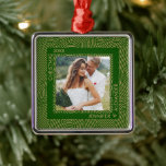 Foto av guld och Grönt Par Julgransprydnad Metall<br><div class="desc">Ditt favoritfoto av nylånad typ, ny gifta eller par visas på ett metall-ornament med guld linjer och punkter mönster på grönt. Personlig och ladda upp din egen bild för att skapa Julgran-prydnadsföremål för dig själv eller ge som en gåva till familj, vänner, föräldrar och mor- och farföräldrar! MER DESIGNS i...</div>