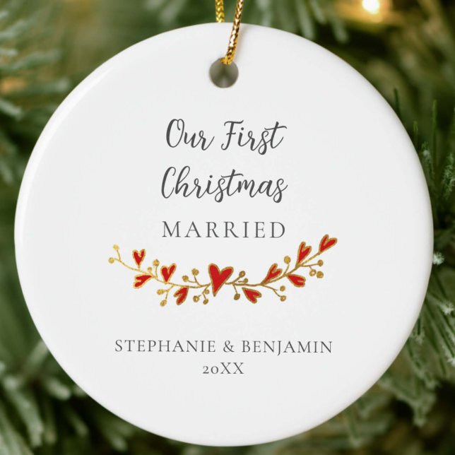 Foto av Guld Red Hearts första jultomten Julgransprydnad Keramik (first christmas married newlywed couple mr mrs keepsake ornament gold hearts garland elegant red )