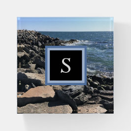 Foto av havsvågor och stenar Initial ram svart