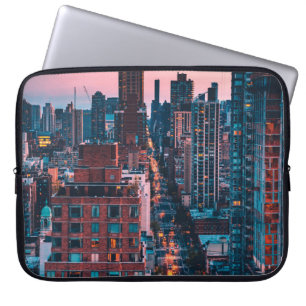 FOTO AV HÖGT STIGA UPP BYGGNAD MED BLÅ OCH ROSA SK LAPTOP FODRAL