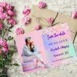 Foto av holografisk rosa lila Sweet 16 Spara Datumet<br><div class="desc">En modern och elegant Spara datum för en söt 16. Holografisk bakgrund,  rosa,  lila myntbakgrund grönt. Anpassa och lägg till ett foto,  datum och namn.</div>