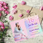 Foto av holografisk rosa lila Sweet 16 Spara Datumet<br><div class="desc">En modern och elegant Spara datum för en söt 16. Holografisk bakgrund,  rosa,  lila myntbakgrund grönt. Anpassa och lägg till ett foto,  datum och namn.</div>