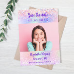 Foto av holografisk rosa lila Sweet 16 Spara Datumet<br><div class="desc">En modern och elegant Spara datum för en söt 16. Holografi,  rosa,  lila bakgrund med konetti. Anpassa och lägg till ett foto,  datum och namn.</div>