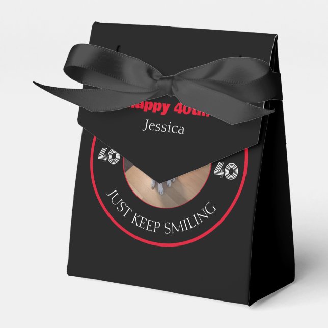 Foto av Hund Grinning Birthday 40 Black and Red Presentaskar (Framsidan Sidan)
