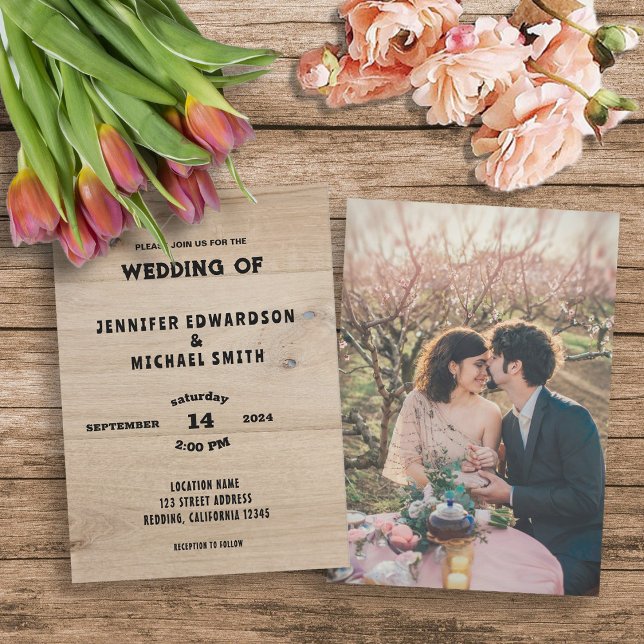Foto av land bröllop i Rustic lada Inbjudningar (Rustic barn wood typography, photo rural country wedding invitation.)