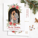 Foto av lantbrukare Poinsettia Modern Arched Newly Helg Vykort<br><div class="desc">Från The Farmhouse Poinsettia jul & Helgdag Collection: Farmhouse Poinsettia Modern Arched Newlyweds Photo PostCard-julkort, med vackert typografteckensnitt "Merriest jul" Julhälsningar och Personlig Family Namn. Lägg enkelt till foto och text för bröllop eller helgdag till den här fantastiska julkortsmallen. I fyra olika färgvägsalternativ har detta alternativ en vit bakgrund färg...</div>