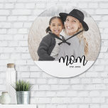Foto av mamma etablerad stor klocka<br><div class="desc">Enkel väggklocka i Mamma Personlig. Fira moderskap med denna minimalistiska väggklocka med ett stort foto över mitten för ett rent, modernt utseende. Under fotot visas "mamma" i ord i ett litet serif-teckensnitt på ett vitt band för en varm och lekfull beröring. Du kan anpassa det med ett "bästa år" för...</div>