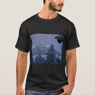 foto av måneinställningen bak berg t shirt
