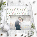 Foto av Merry & Married Red Winter Wedding<br><div class="desc">Sprid lite helgdag glädje med ditt eget Merry & Married Warm Red Winter Wedding Photo Foil-kort! På baksidan av kortet finns ett festive Red berry botanical grey mönster, med ditt fullt bleed bröllop-foto på framsidan, med "Married" och ditt gifta namn i äkta guld, silver eller ro guld-folie med handskript. Du...</div>