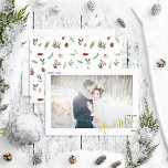 Foto av Merry & Married Red Winter Wedding<br><div class="desc">Sprid lite helgdag glädje med ditt eget Merry & Married Warm Red Winter Wedding Photo Foil-kort! På baksidan av kortet finns ett festive red berry botanical grey mönster, med ditt bröllop-foto på framsidan omgiven av en vit gräns, med "Married" och "Mr. Och fru namn i äkta guld, silver eller ro,...</div>