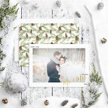 Foto av Merry & Married Winter Fir Cone Bröllop<br><div class="desc">Sprid lite helgdag med ditt eget Merry & Married Winter Fir Cone Bröllop Photo Foil-Helgdag-kort! På baksidan av kortet finns en fir cones vinter botanical grey mönster, med ditt bröllop-foto på framsidan omgiven av en vit gräns, med "Gift" och "Mr. Och fru namn i äkta guld, silver eller ro, med...</div>