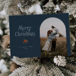 Foto av minimalistiskt Blue Arch God jul Julkort<br><div class="desc">Minimal och ren julfoto med ett blått ram med en typografisk text som säger "god jul" med en enkel illustration av röda bär.</div>