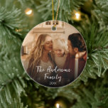 Foto av modern Elegant Typography-familj med Trend Julgransprydnad Keramik<br><div class="desc">En skapa ditt eget enkla och ändå elegant-typografi-familjens prydnadsföremål. en perfekt minns minnesmärket för dina julhälsningar till behållan för det ögonblick du för alltid fångas. Denna unika och chic dekoration har en enastående elegant av familjens namn och år som båda är anpassade genom att klicka på "personlig". Fotot är också...</div>