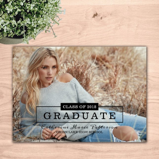 Foto av modern klass Typografi Studenten | Svart Inbjudningar (Modern Class Typography Photo Graduation Announcement)