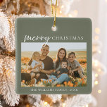 Foto av modern minimalistisk God jul Julgransprydnad Keramik<br><div class="desc">God jul! Skicka ditt varma önskemål till vänner och familj den här julhelgen med ett anpassade fotokollage julprydnad med enkel modern typografi. Anpassa genom att lägga till anpassningsbarnas foton,  namn,  år och annan information. Denna minsta julprydnad finns i andra färg.</div>