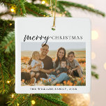 Foto av modern minimalistisk God jul Julgransprydnad Keramik<br><div class="desc">God jul! Skicka ditt varma önskemål till vänner och familj den här julhelgen med ett anpassade fotokollage julprydnad med enkel modern typografi. Anpassa genom att lägga till anpassningsbarnas foton,  namn,  år och annan information. Denna minsta julprydnad finns i andra färg.</div>