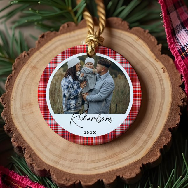 Foto av mysigt Red and White Play-vävnad Julgransprydnad Keramik (Cozy Red and White Plaid fabric Family Photo Ceramic Ornament)