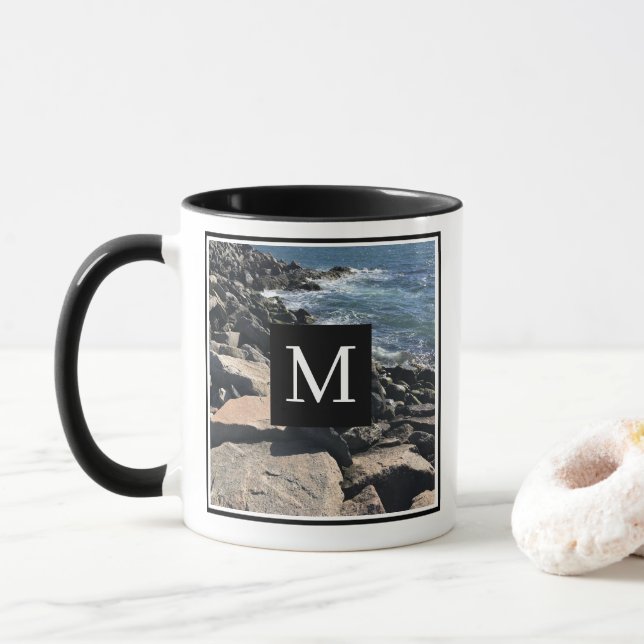 Foto av Ocean Vågar och Sten Initial Black Mugg (Med munk)