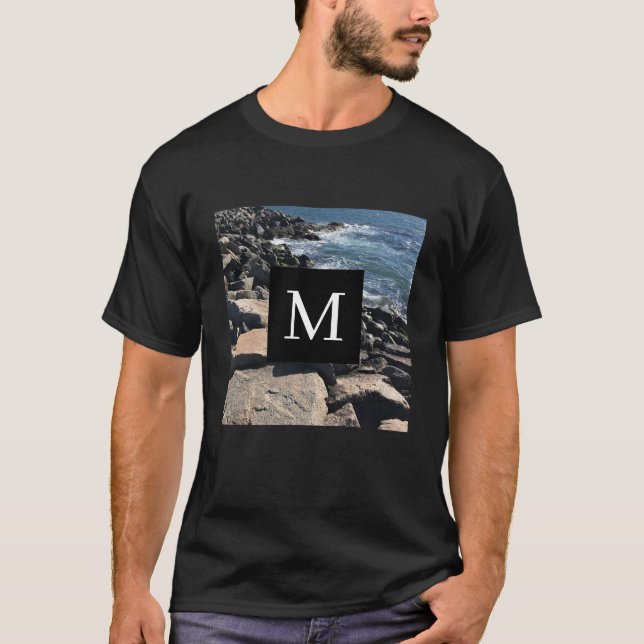 Foto av Ocean Vågar och Sten Initial Black T Shirt (Framsida)