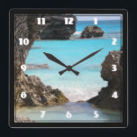 Foto av ön Kusten och Tropiska havet Fyrkantig Klocka<br><div class="desc">En klocka med ett scenfotografi med Bermudas tropiska kusten. Stor taggig sten-kontrast till det ljusa turkoshavet.</div>