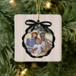 Foto av Preppy Bow Ram Gingertea<br><div class="desc">Festive Preppy Gingertea Brown Rand Mönster med Black Ribbon Bow Photo Ram,  julprydnad.</div>