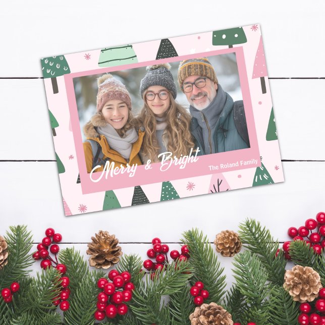 Foto av Preppy Rosa och Grönt Julgran Helgdag Julkort (Preppy Pink Trees Personalized Holiday Photo Christmas Card)