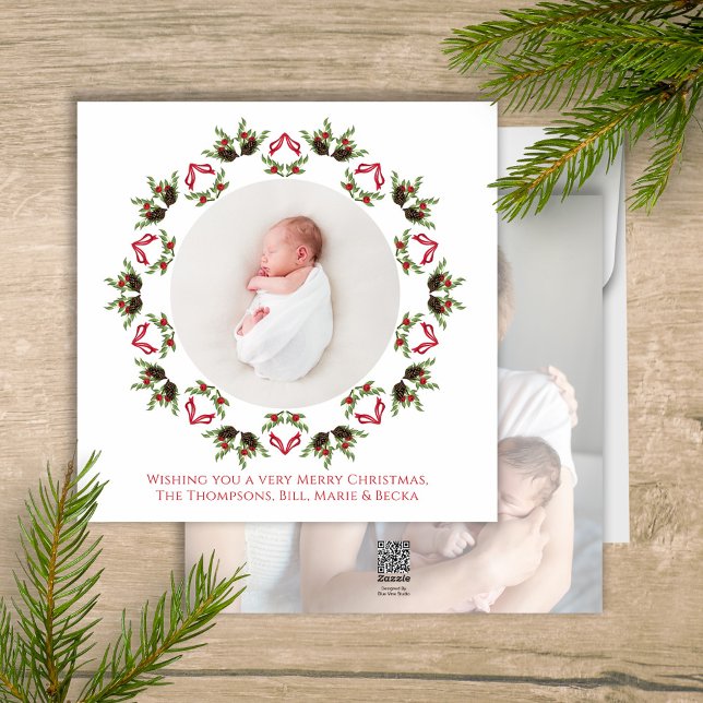 Foto av Red and Grönt WAN God jul Julkort (Christmas holiday greenery and pine cones wreath mandala design two photo card. )