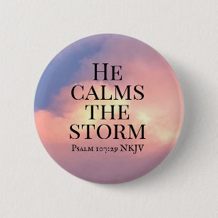 Foto av Rosa Himlar Han Lugnar Storm Bible Verse Knapp