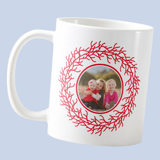 Foto av rött och vitt andetag kaffemugg