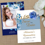 Foto av royal Blue Ro och Guld Löv Quinceanera Spara Datumet<br><div class="desc">Spara datumet för quinceanera eller något annat specialtillfälle i fotot. Utformning av blommigt med vattenfärg blommor från ro blommor och löv i blå och guld nyans. Modern chic-design för din kommande, söta 15-årsfirande. Bläddra i min samling för Ro och Guld Löv för att hitta matchande produkter eller meddela mig om...</div>