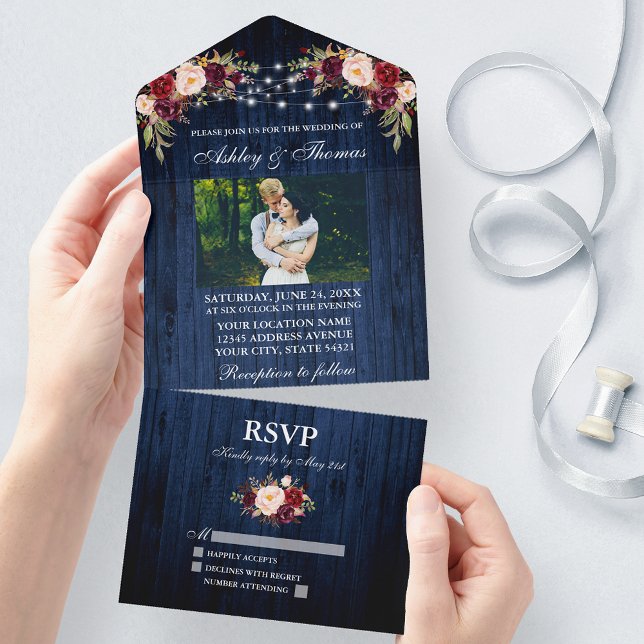 Foto av Rustic Bröllop Blommigt Blue Wood Ljus (All In One Wedding Invitation with tear off RSVP Card)