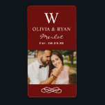 Foto av Rustic Mörk Red Bröllop Monogram Vin Fraktsedel<br><div class="desc">Kortiketterna chic flaska har ett giftigt monogram av bruden och brudgummen namn och efternamnet initial,  bröllop datum och typ av vin,  tillsammans med ett foto av brudgummen och brudgummen. Elfenbenstext och mörk jordröd bakgrund färg.</div>