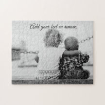 Foto av småbarn syster som kramar sin bror baby.