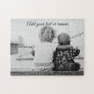 Foto av småbarn syster som kramar sin bror baby. pussel