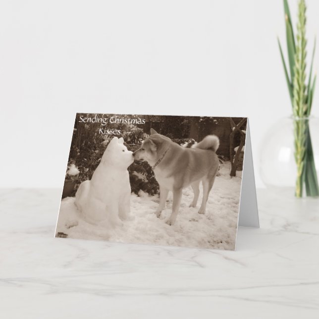 foto av söt akita kissande snögubbe snö hund helgkort (Framsida)