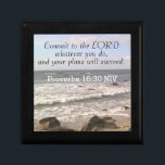 Foto av Vågigt Ocean Shore Proverbs Bible Verse Se Minnesask<br><div class="desc">Den här presentlådan har ett vackert foto av Atlanten tillsammans med en bibelvers från Proverbs bok.</div>