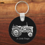 foto av vintage gammal massey fergison-traktor nyckelring<br><div class="desc">Originalfotografiet av denna gamla traktor på vintagen på denna nyckelring togs vid Epping-skogfestivalen. Mäsey fergison grått-traktorn på användes på gårdar för många år sedan. Traktorn bild fångar upp en bild när jordbruksmaskinerna var mycket mindre än det massiva maskiner som ses och används i dag. Denna gamla grått massey-fergison-traktor väcker minnen...</div>