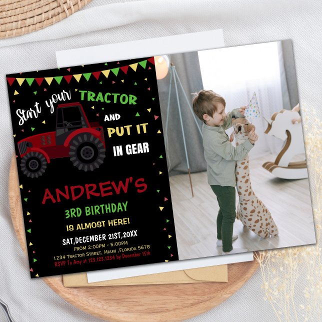 Foto Black Red Tractor Birthday-inbjudningar Inbjudningar (Photo Black Red Tractor Birthday Invitations)
