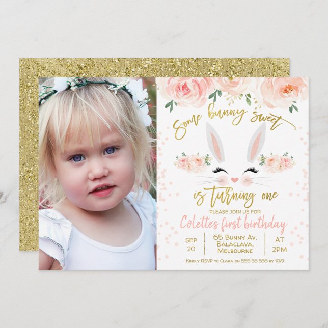Foto blommigt bunny ansikte 1:a födelsedagsinbjuda inbjudningar (Fram/baksida)